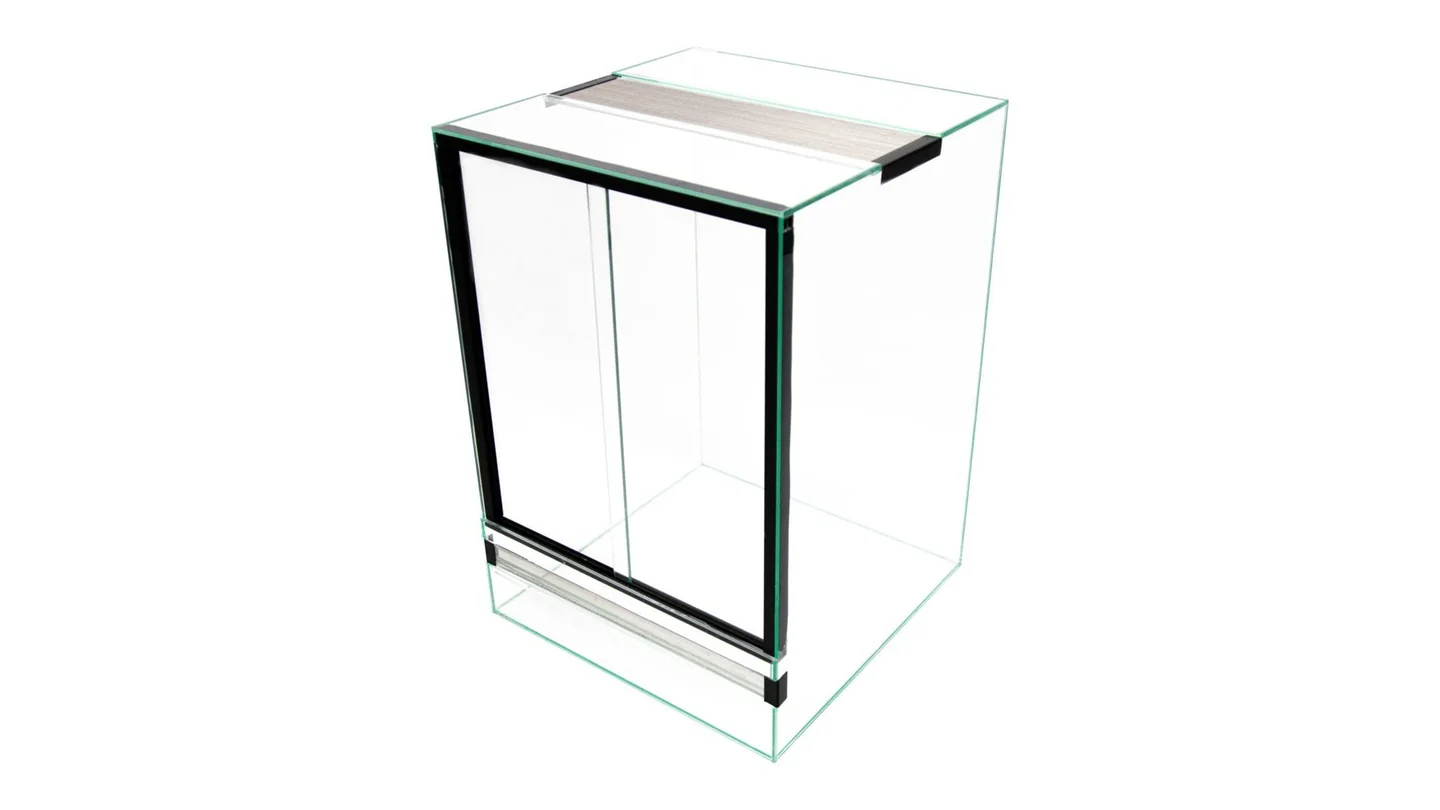 Puste terrarium z drzwiami przesuwnymi